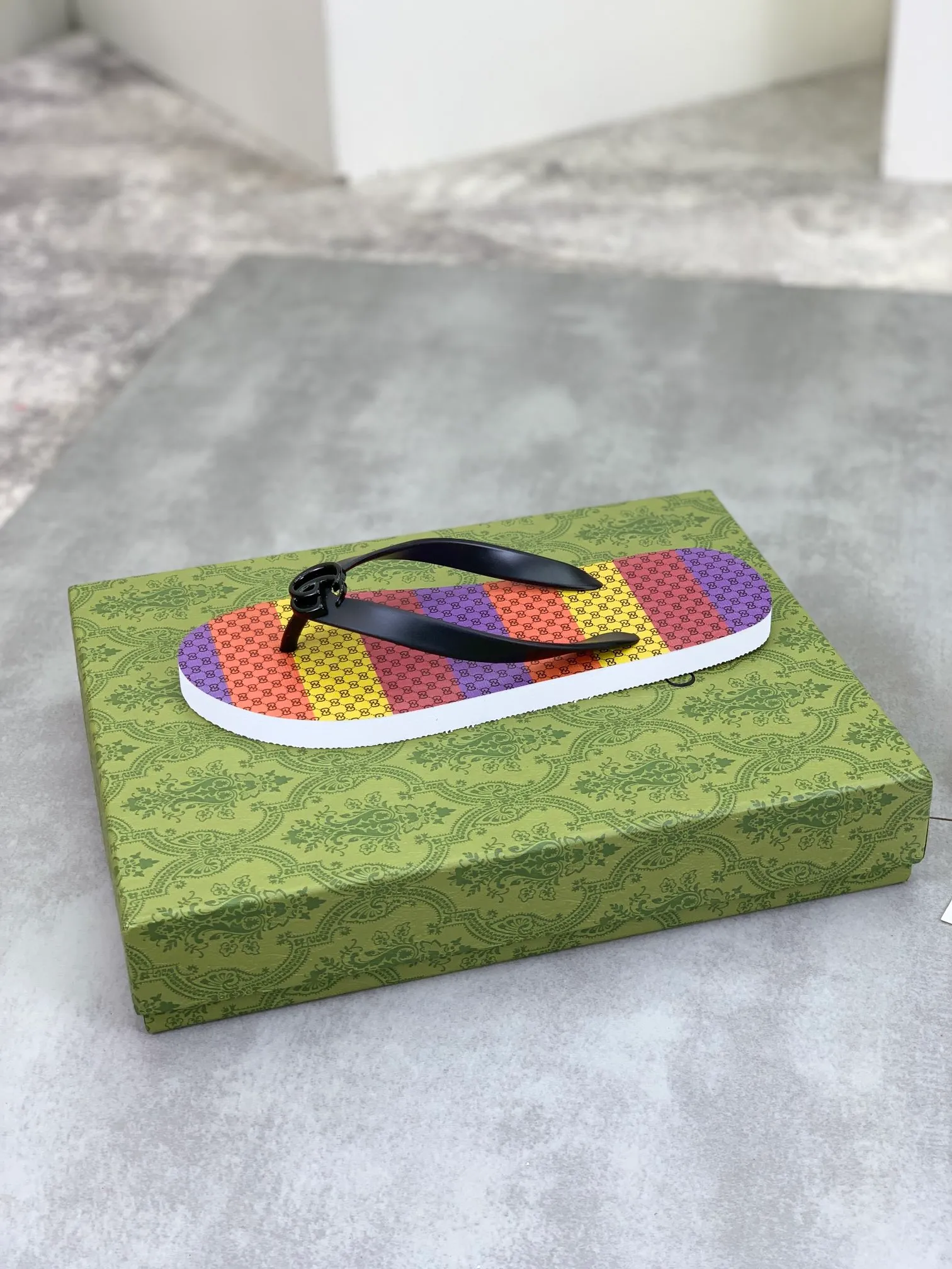 Men's men's shoes 💰P220💰【New style】🆘【GUCCI】Official website's popular Gucci adult couple 🧑‍🤝‍🧑 style, children's flip-flops are on sale at the counter simultaneously! Original fabric imported from Italy. Original bottom provided by the original factory. Size: Adult 36-45. Children’s size: 30-37. Multiple colors available.